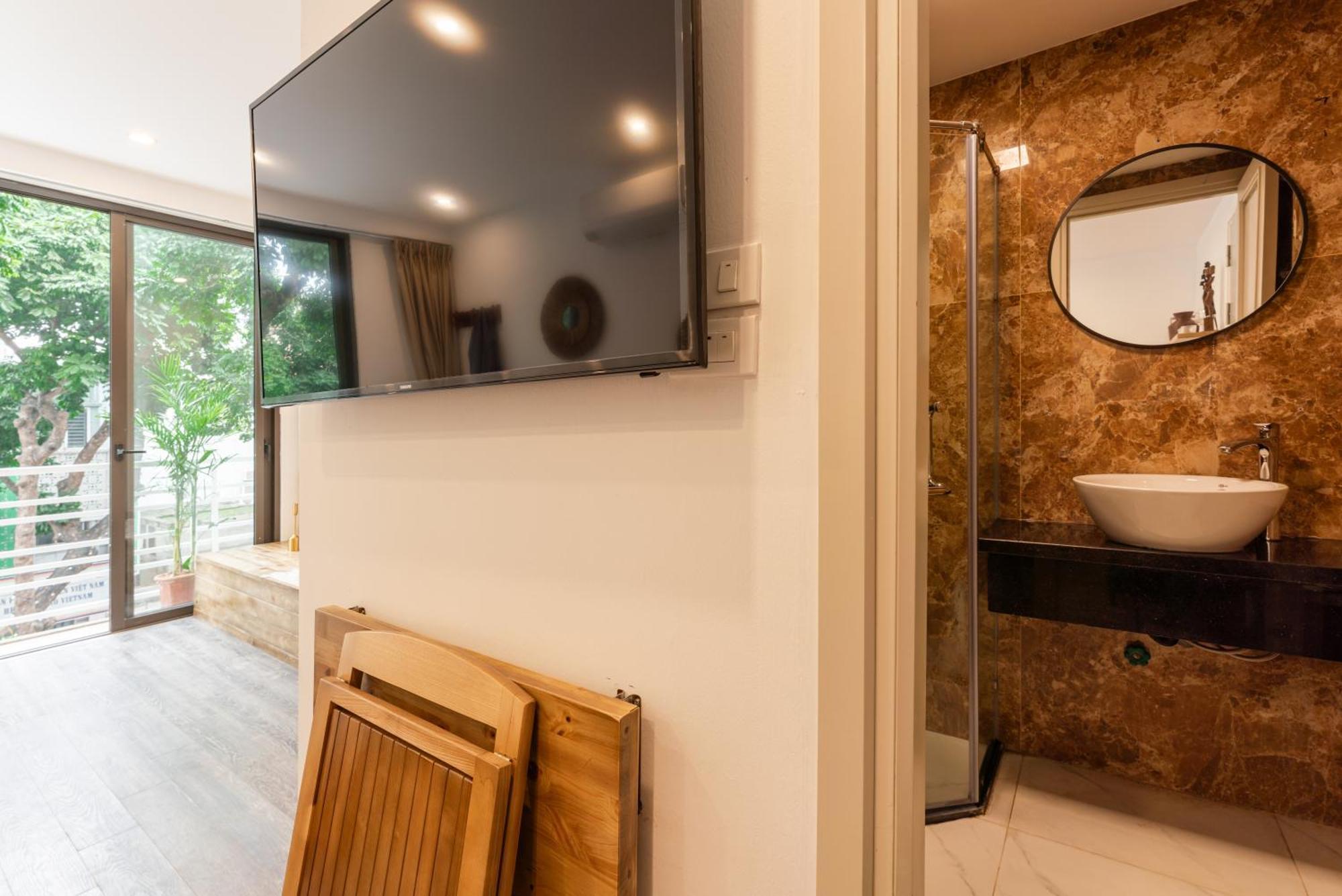Train Street View- Amber-touched & Private Self-check-in